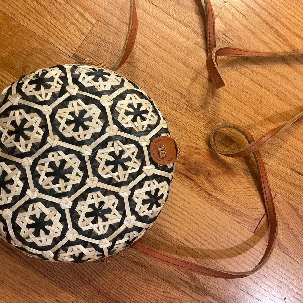 Large yellow straw woven tote with tassel and mini round rattan bag - Picture 8 of 13